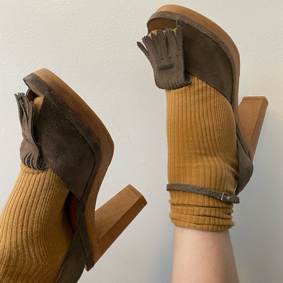 A Detacher Shoes - Suede clog platform sandals with fringe